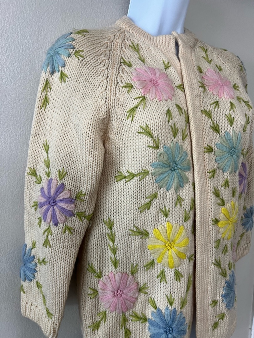 Vintage Fully FashionedHand Embroidered Wool Floral Cardigan Sweater Cottagecore - Picture 3 of 14